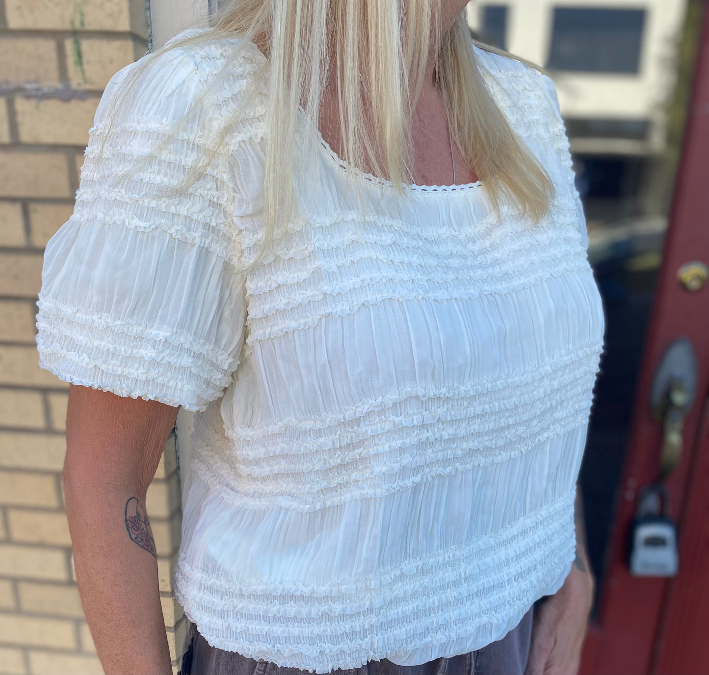 JULIET CREAM BUBBLE SLEEVE TOP